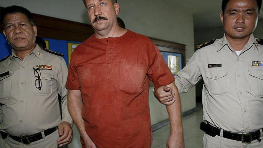 El presunto vendedor ruso de armas, Viktor Anatoljevich Bout (C), de 42 años, es escoltado hoy, 28 de julio de 2008, a su llegada a la Corte Criminal de Bangkok (Tailandia).