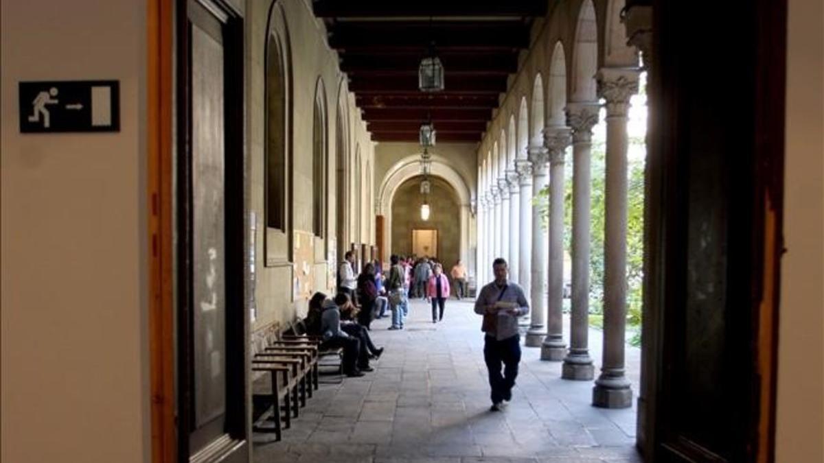 Aspecto de uno de los claustros del edificio del Rectorado de la Universitat de Barcelona.