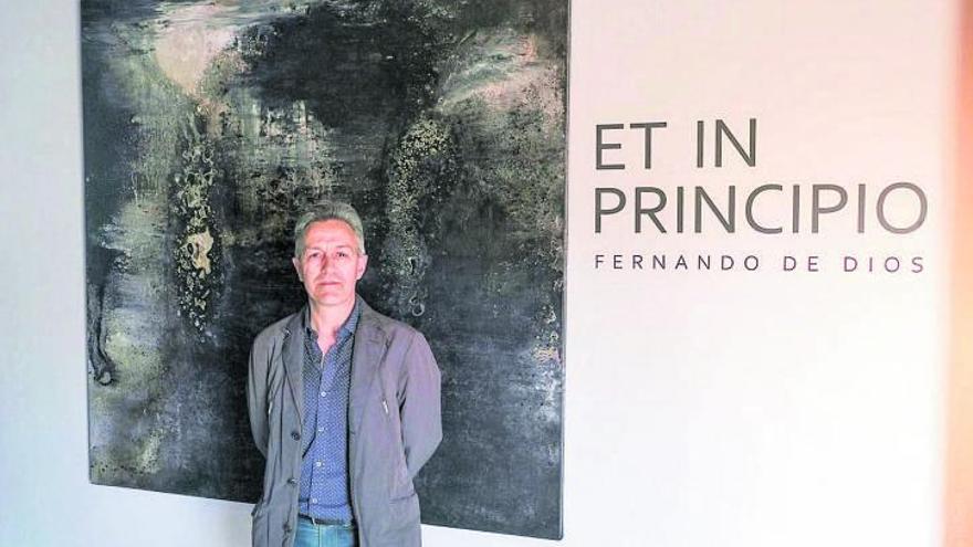 El artista Fernando de Dios con la pieza que abre la exhibición. | Cedida