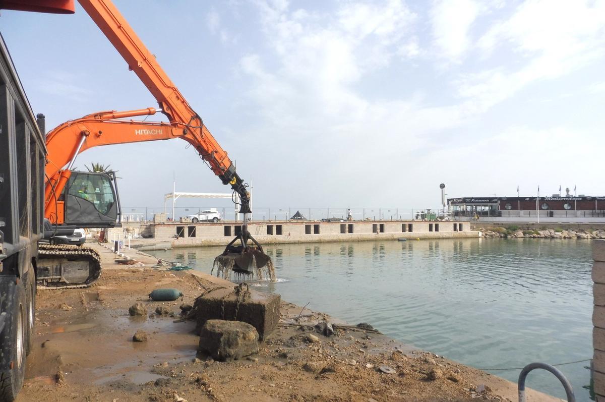 Dragado del puerto deportivo dentro de las obras de la nueva Marina.