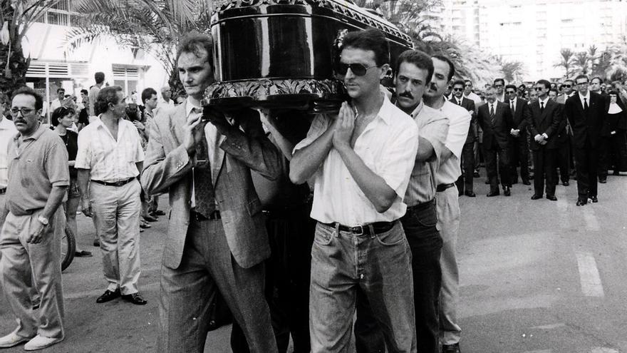 Alzira 1990. La muerte del industrial alcireño Luis Suñer en el mes de agosto de 1990 conmocionó a toda la comarca. El entierro del empresario se convirtió en una masiva y sentida manifestación de duelo en Alzira.