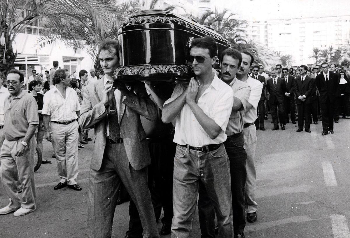 Alzira 1990. La muerte del industrial alcireño Luis Suñer en el mes de agosto de 1990 conmocionó a toda la comarca. El entierro del empresario se convirtió en una masiva y sentida manifestación de duelo en Alzira.