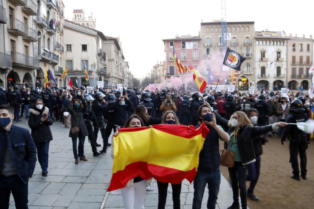 Enfrontaments entre antifeixistes i Mossos després de l'acte de Vox a Vic