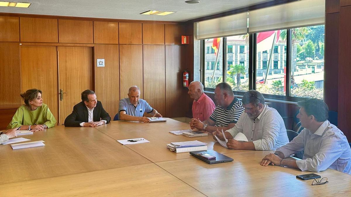 Un momento durante la reunión con la comisión de las fiestas de Coia en la que participó el alcalde.