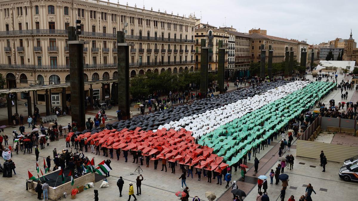 Bandera humana de Palestina en Zaragoza contra el genocidio de Israel