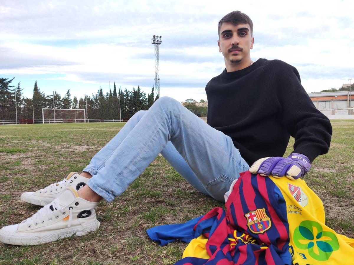 Arnau, amb les samarretes del Barça i Barbastre, al camp del Llançà