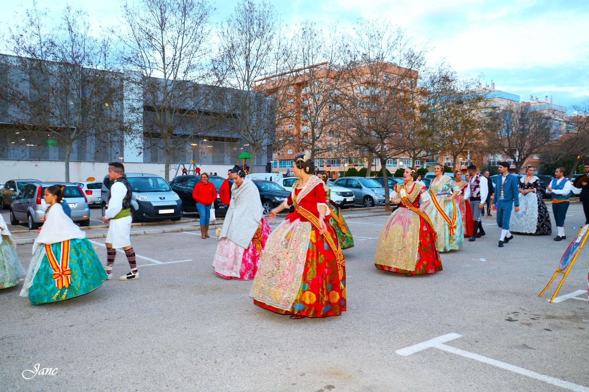 Así lucen (bajo la lluvia) las fallas de Oliva