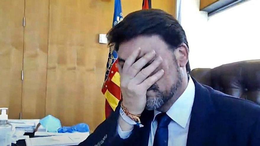 El alcalde, Luis Barcala (PP), se tapa la cara en un gesto de incredulidad en un momento del pleno del jueves, retransmitido vía «streaming».