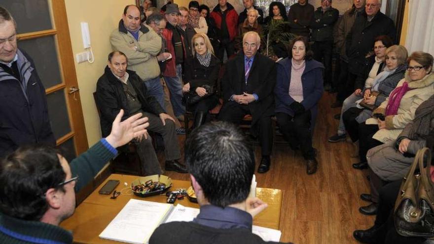 Vecinos asistentes a la asamblea vecinal celebrada ayer en una vivienda del barrio. // Bernabé/Javier Lalín