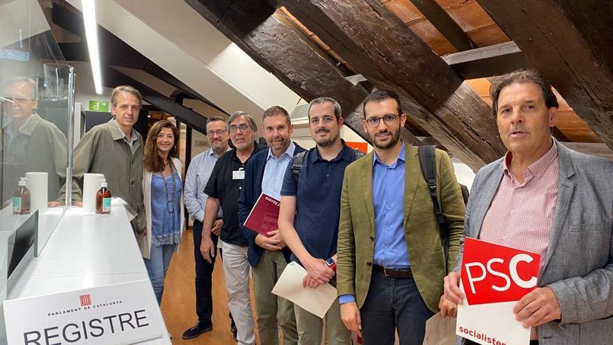 Els representants socialistes del Baix Nord, Manresa i Igualada al moment de fer el registre al Parlament