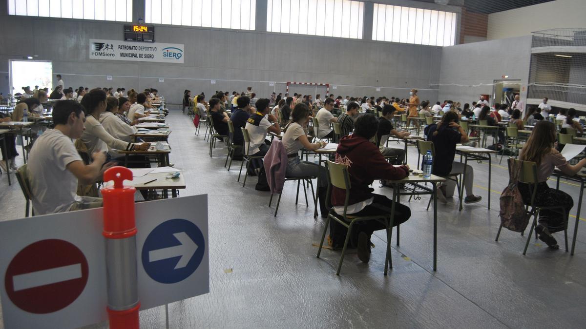 Alumnos de la EBAU, el año pasado, en el polideportivo de Siero.