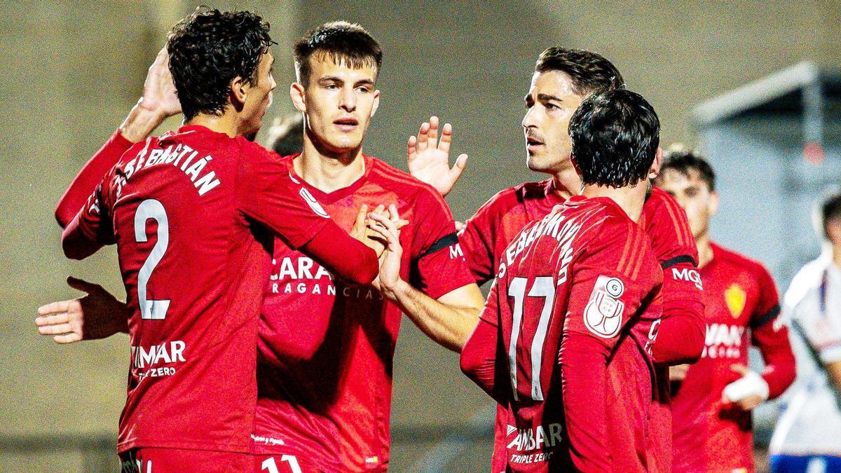 Samed Bazdar felicita a Juan Sebastián por su gol a la Mutilvera en presencia de Toni Moya.