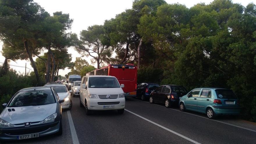 Dificultades en el tráfico por los coches aparcados en los arcenes junto a la Gola del Pujol.