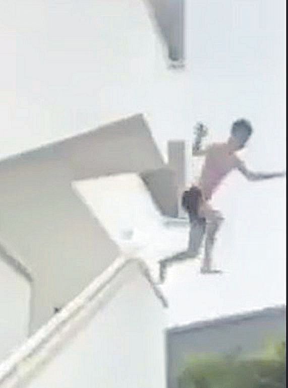 Secuencia grabada en vídeo de un joven que se lanza desde un balcón sobre un arbusto en un hotel de Magaluf.