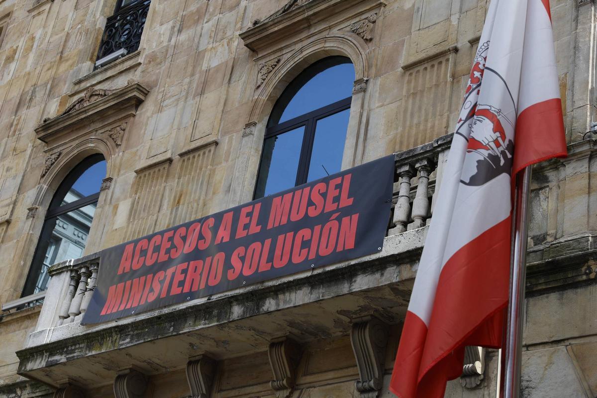 La pancarta desplegada en el balcón del Ayuntamiento.