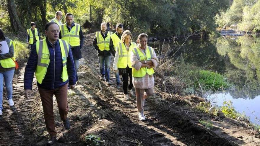 Beatriz Mato y Jesús Otero supervisaron las obras en el sendero. // Bernabé/Javier Lalín