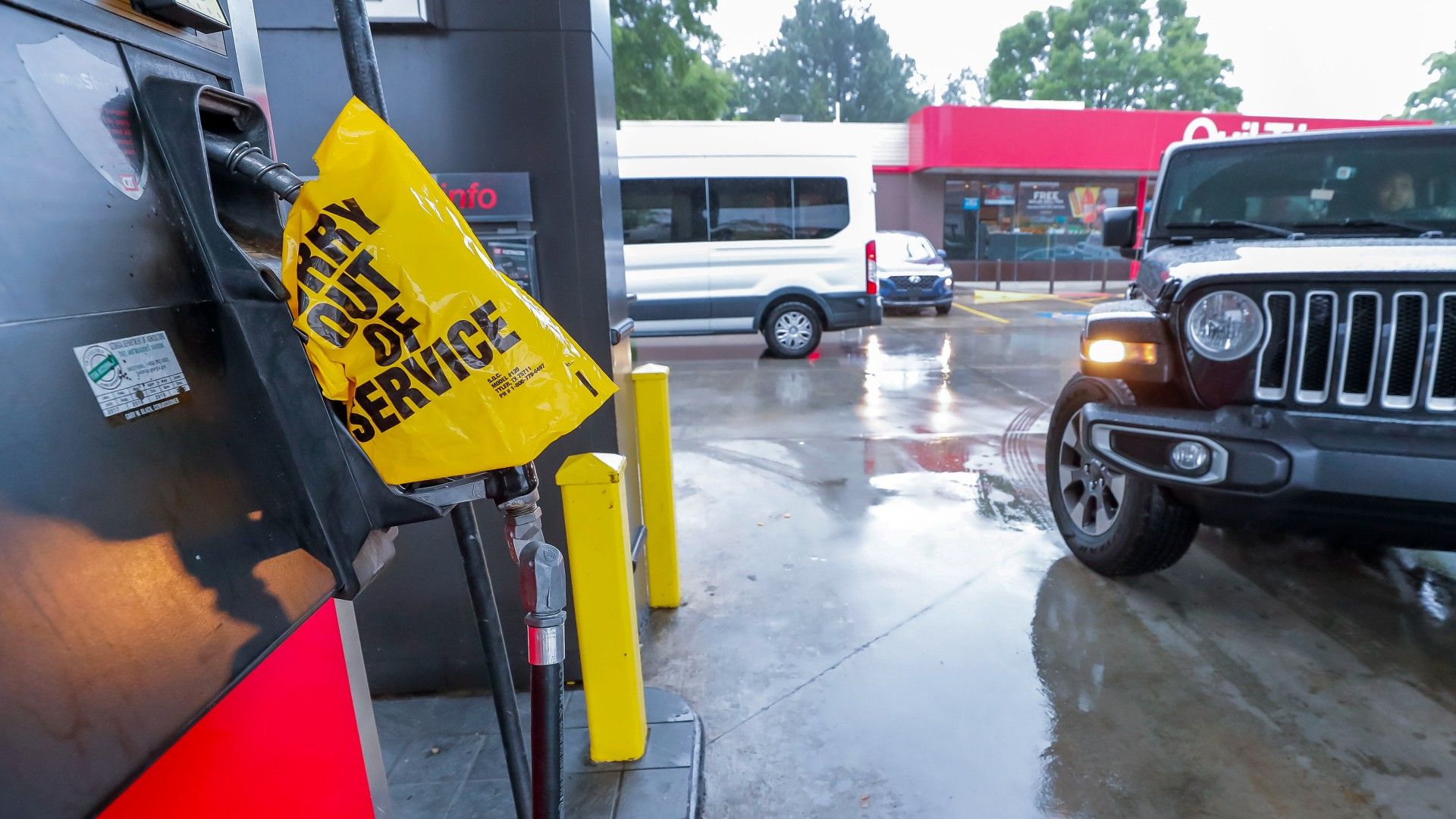 Surtidores de una gasolinera fuera de servicio por el ciberataque a Colonial, el pasado mayo.