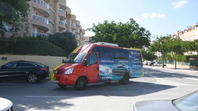 Uno de los vehículos de transporte público, a su paso por la calle de los Multicines.