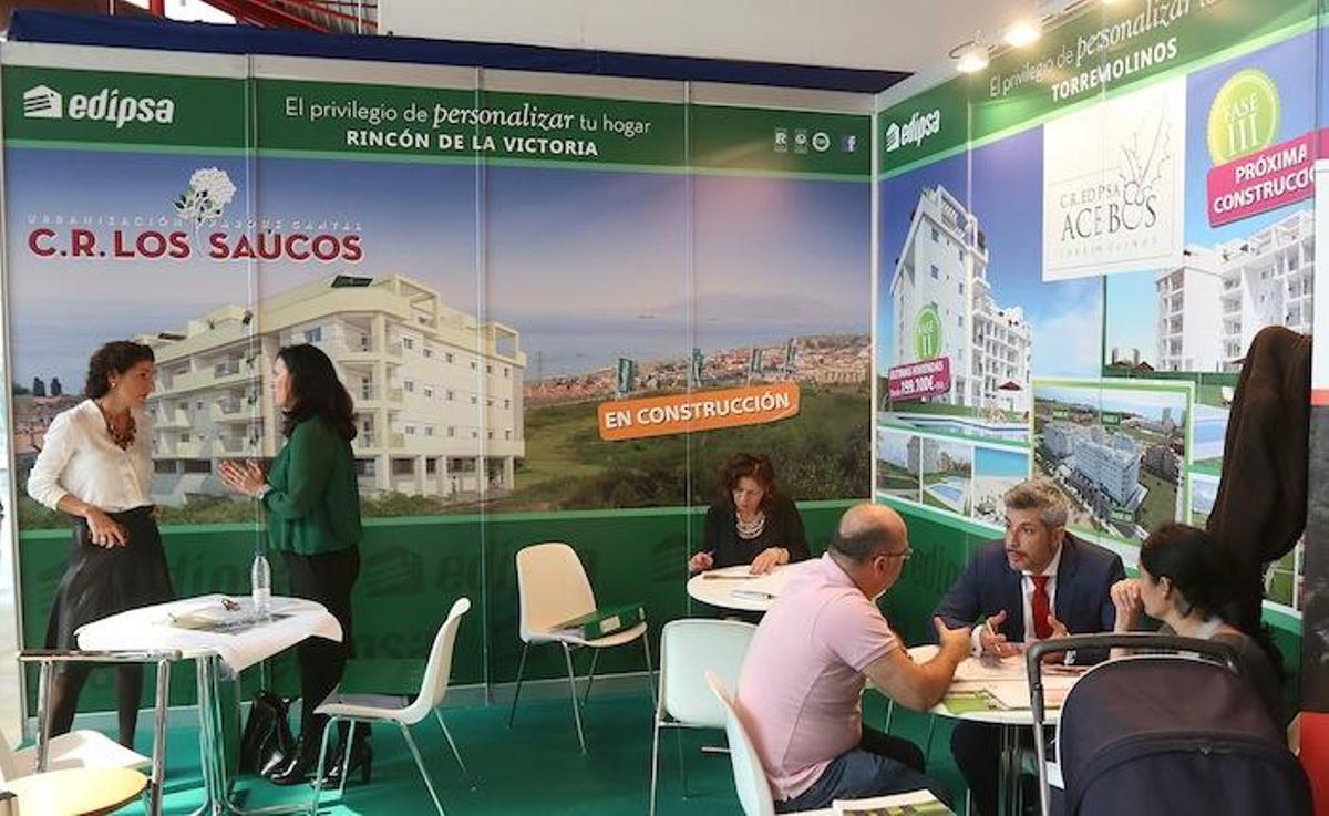 Compradores consultan las condiciones de una vivienda en Málaga.