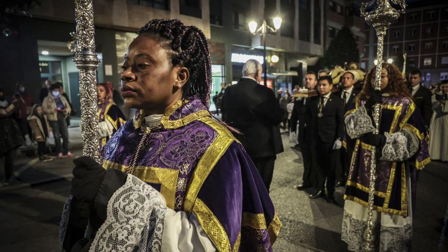 Guinea se une en Oviedo al Cristo de la Misericordia de la parroquia de San Francisco