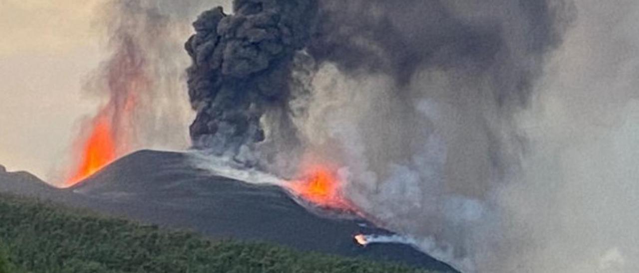 El volcán de La Palma desde el barrio de Dos Pinos, en Los Llanos de Aridane