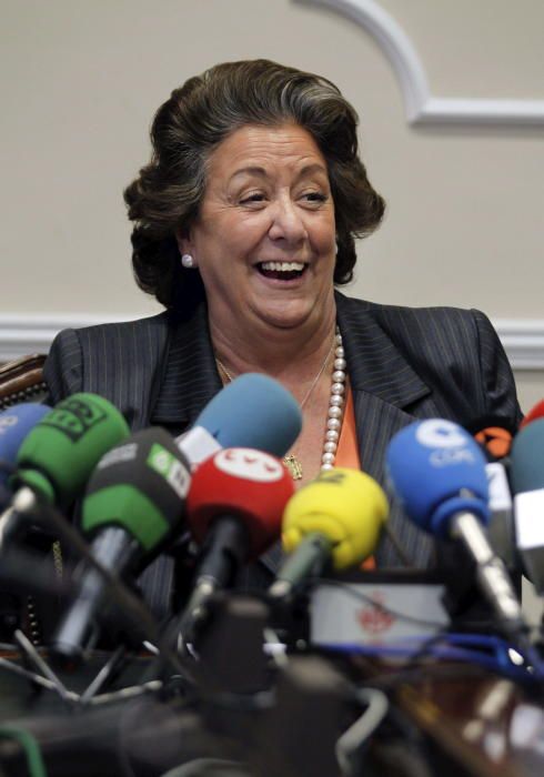 La alcaldesa de Valencia, Rita Barberá, sonríe durante la rueda de prensa que ofreció en el Ayuntamiento de la capital en febrero de 2012.