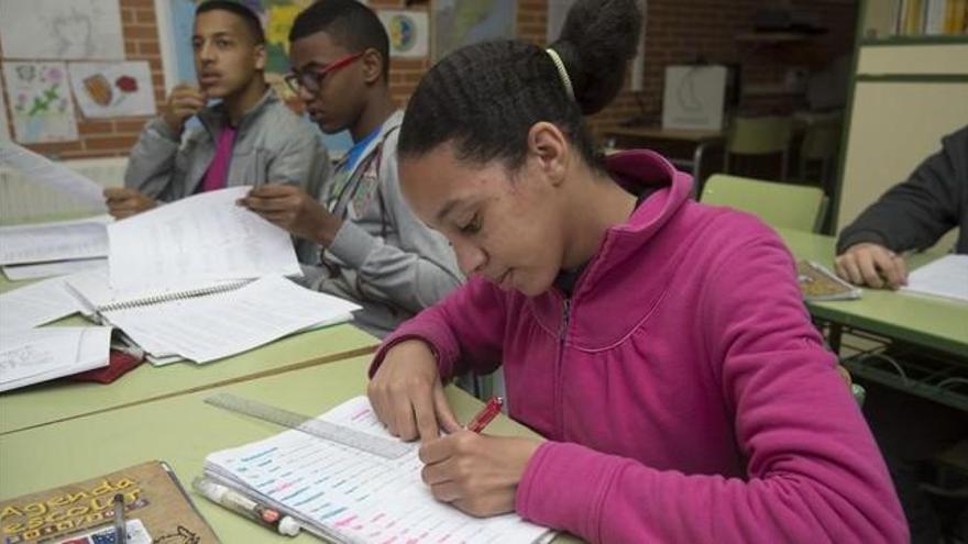 La escuela española recula en la integración de los alumnos inmigrantes