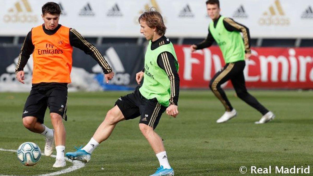 Luka Modric (centro) durante el entrenamiento del Real Madrid de este miércoles