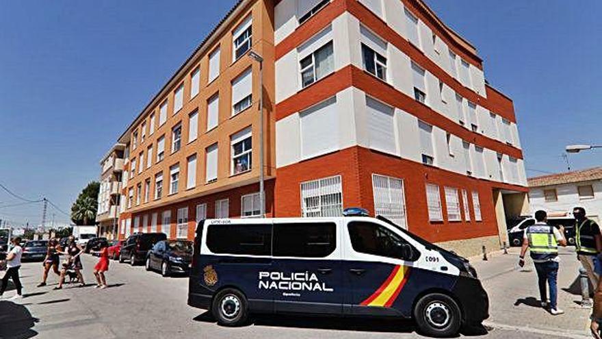Un momento del registro que la Policía Nacional llevaba a cabo ayer en Cabezo de Torres.