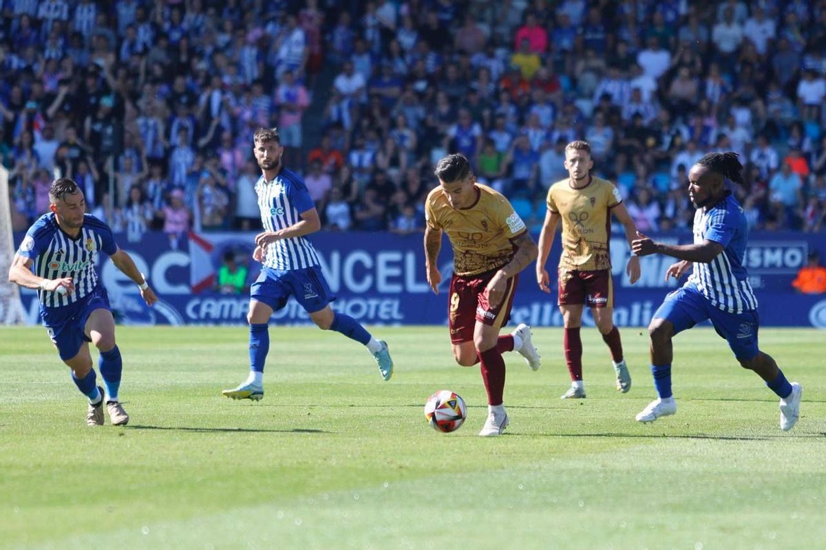 Lance del pasado encuentro entre la Ponferradina y el Córdoba CF en El Toralín.