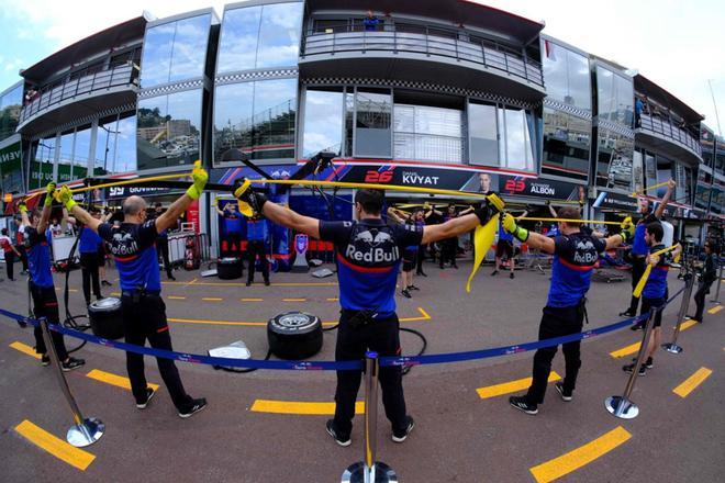 Los técnicos de Red Bull Toro Rosso practican gimnasia en el Circuito de Mónaco en Monte Carlo antes del Gran Premio de Fórmula 1 de Mónaco.