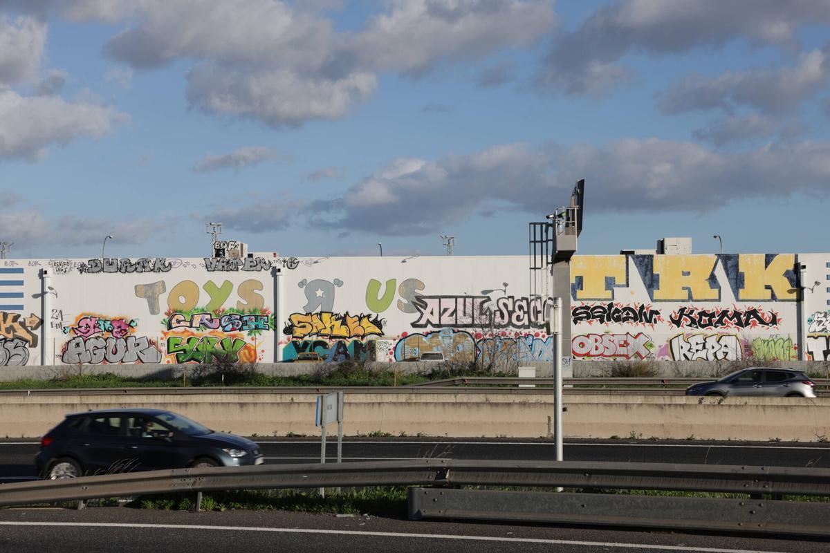 El lateral del Toys R Us se convirtió en un lienzo en blanco para los escritores de la ciudad.