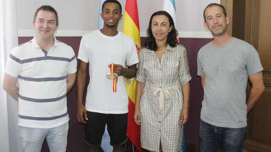 Jean Marie Okutu con la alcaldesa de Marín, el edil de Deportes y su entrenador, en el Concello. // S.A.