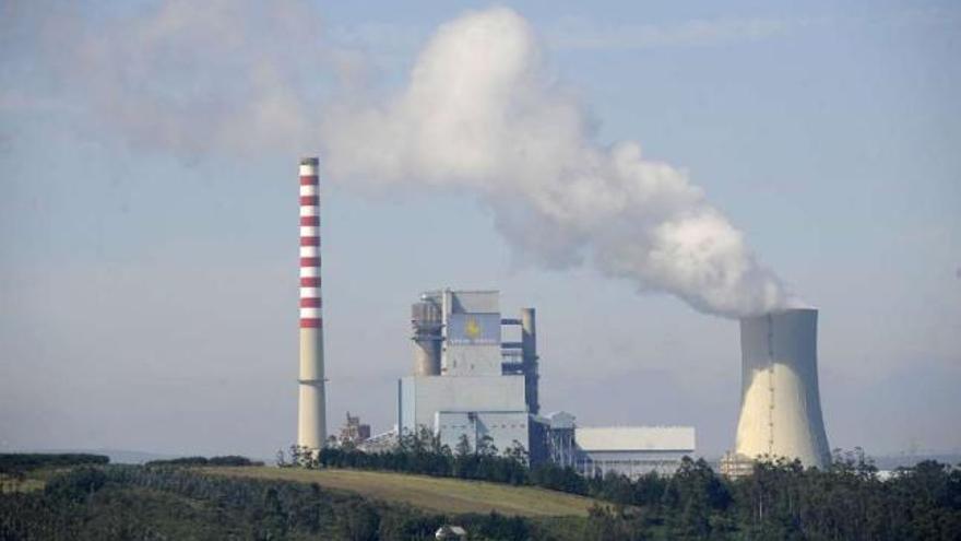 Una central térmica expulsa gases a la atmósfera. / carlos pardellas