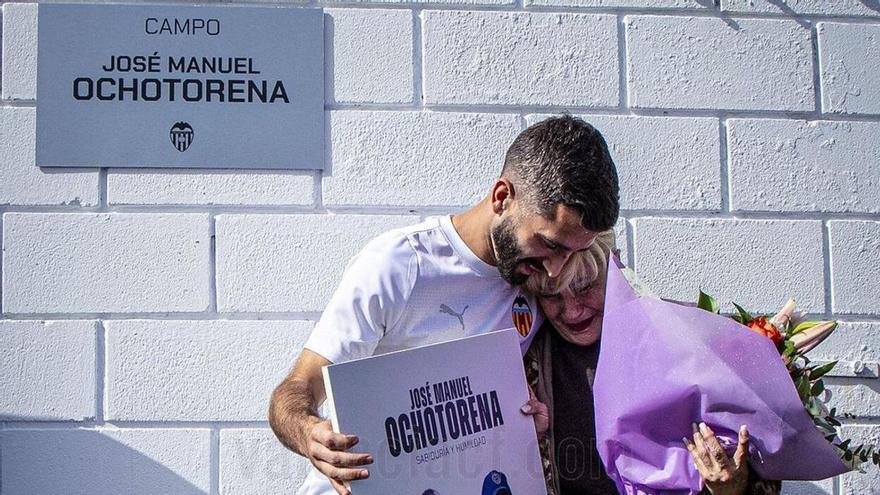 El Valencia CF dedica un campo de entrenamiento a José Manuel Ochotorena