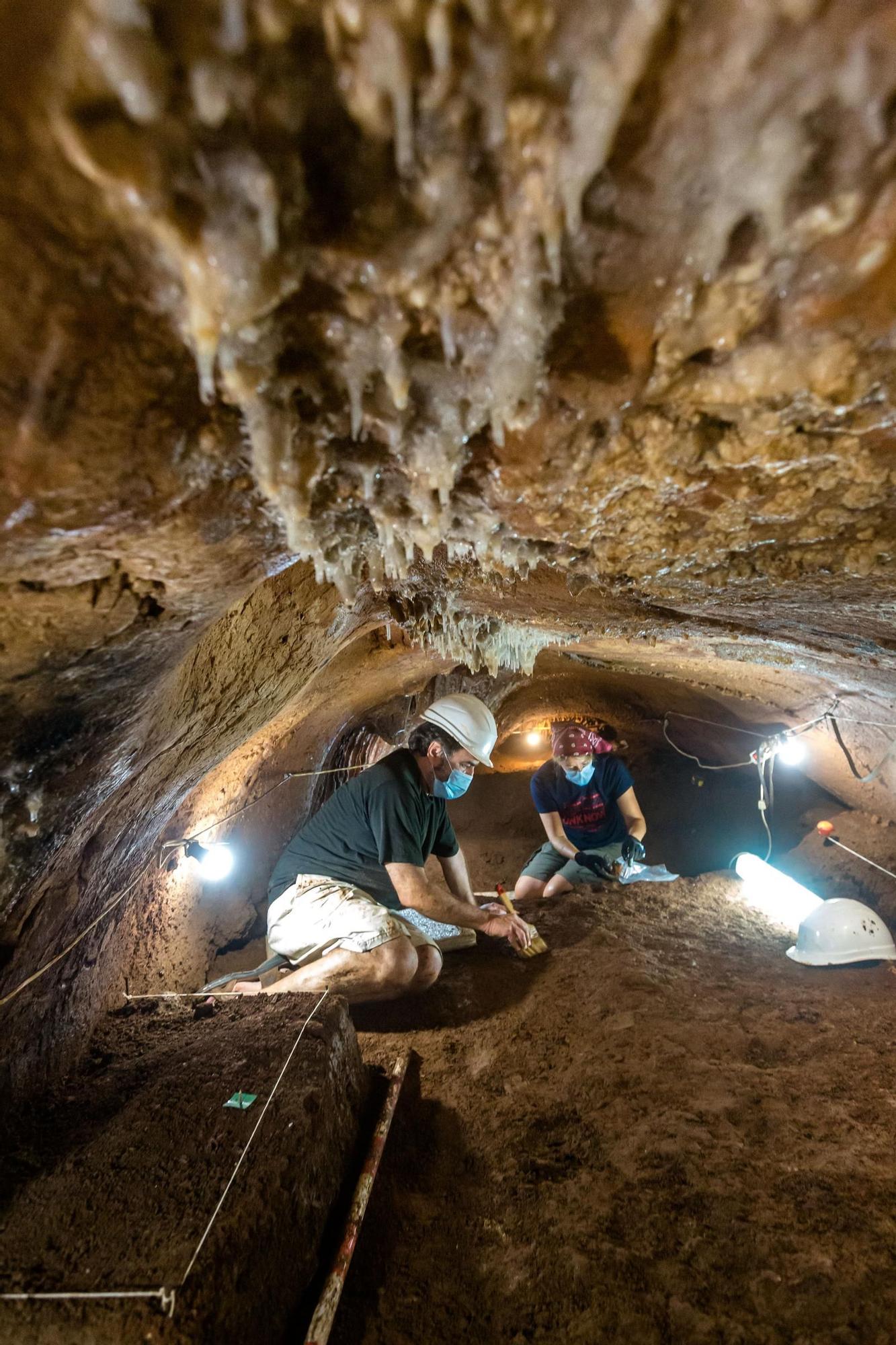 5.000 años enterrados en la Cova del Randero