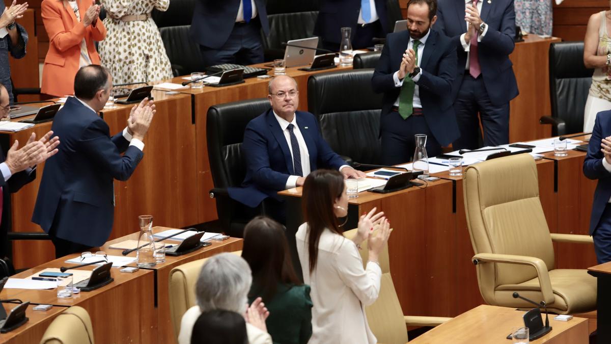 Monago recibiendo los aplausos del hemiciclo tras su despedida.