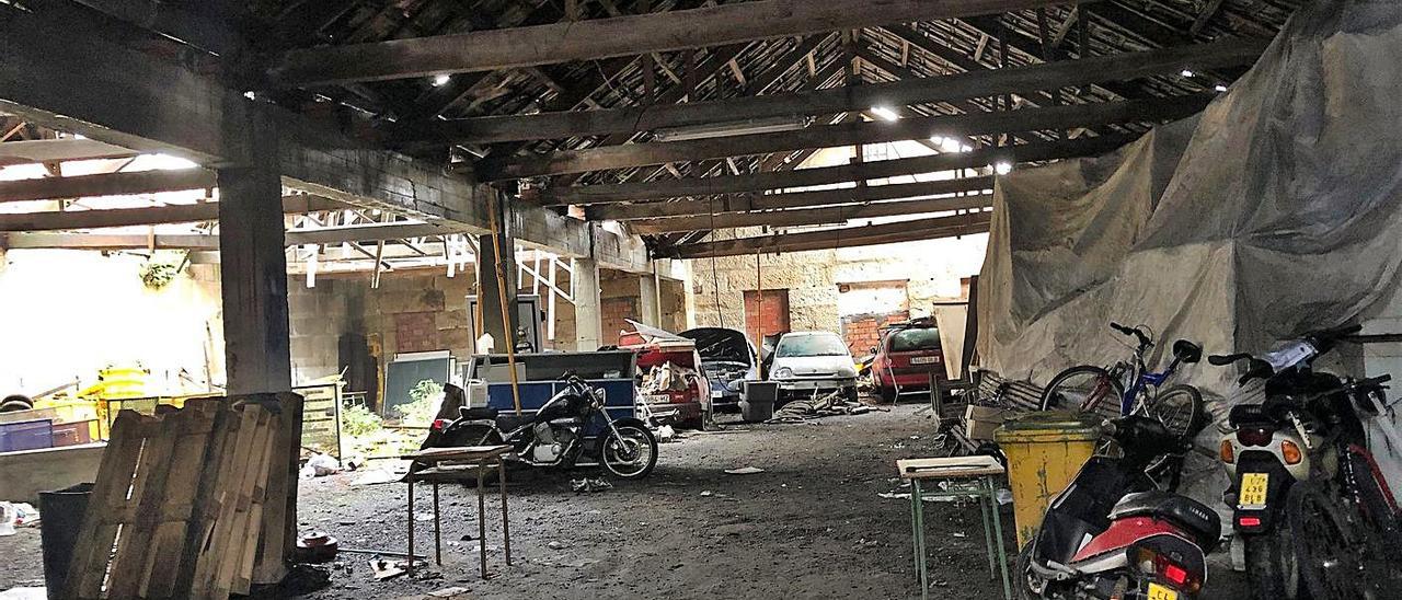Motos y coches en el interior de las instalaciones de Ojea parcialmente desplomadas. | // SANTOS ÁLVAREZ
