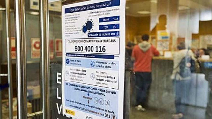 Un cartel informativo sobre el coronavirus en un centro de salud de A Coruña.