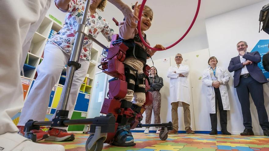 Canarias incorpora el primer exoesqueleto pediátrico para mejorar la rehabilitación infantil