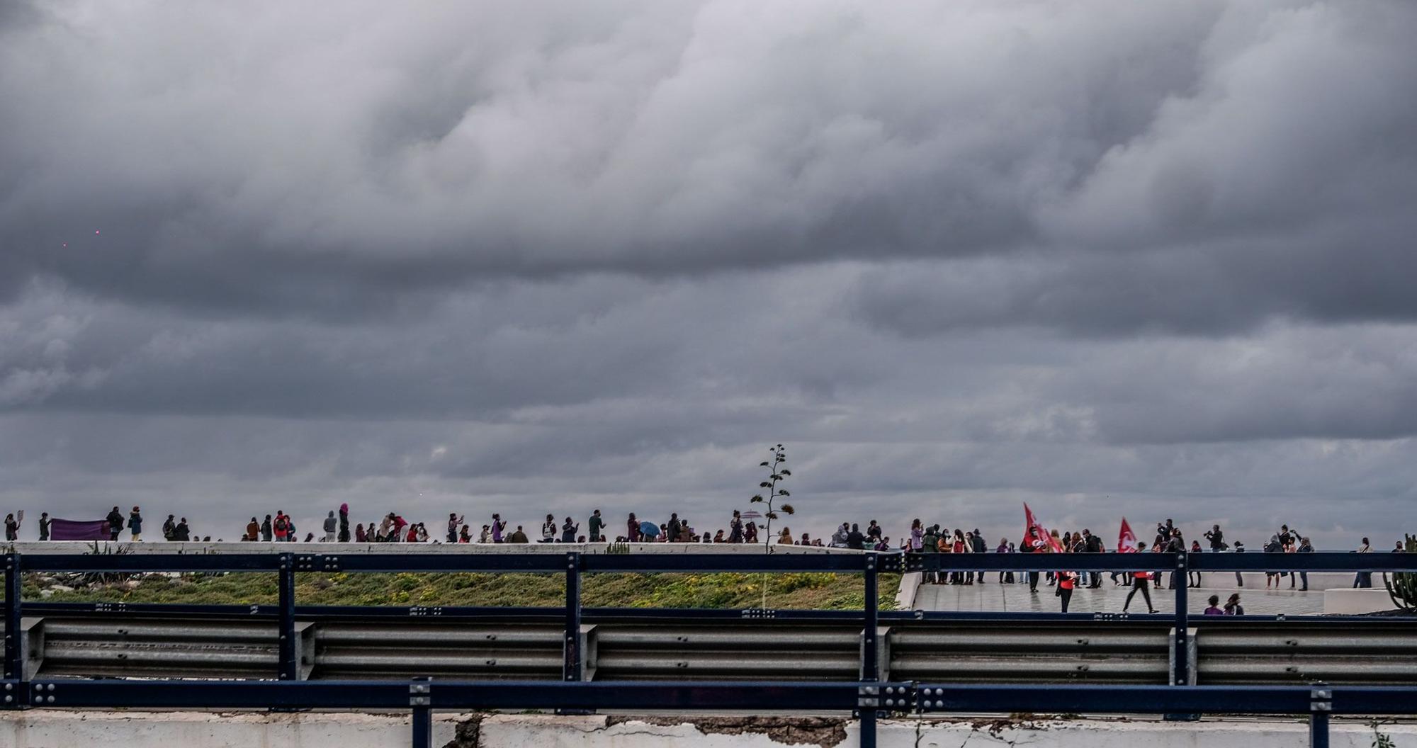 Una cadena humana viste de violeta la Avenida Marítima en el 8M