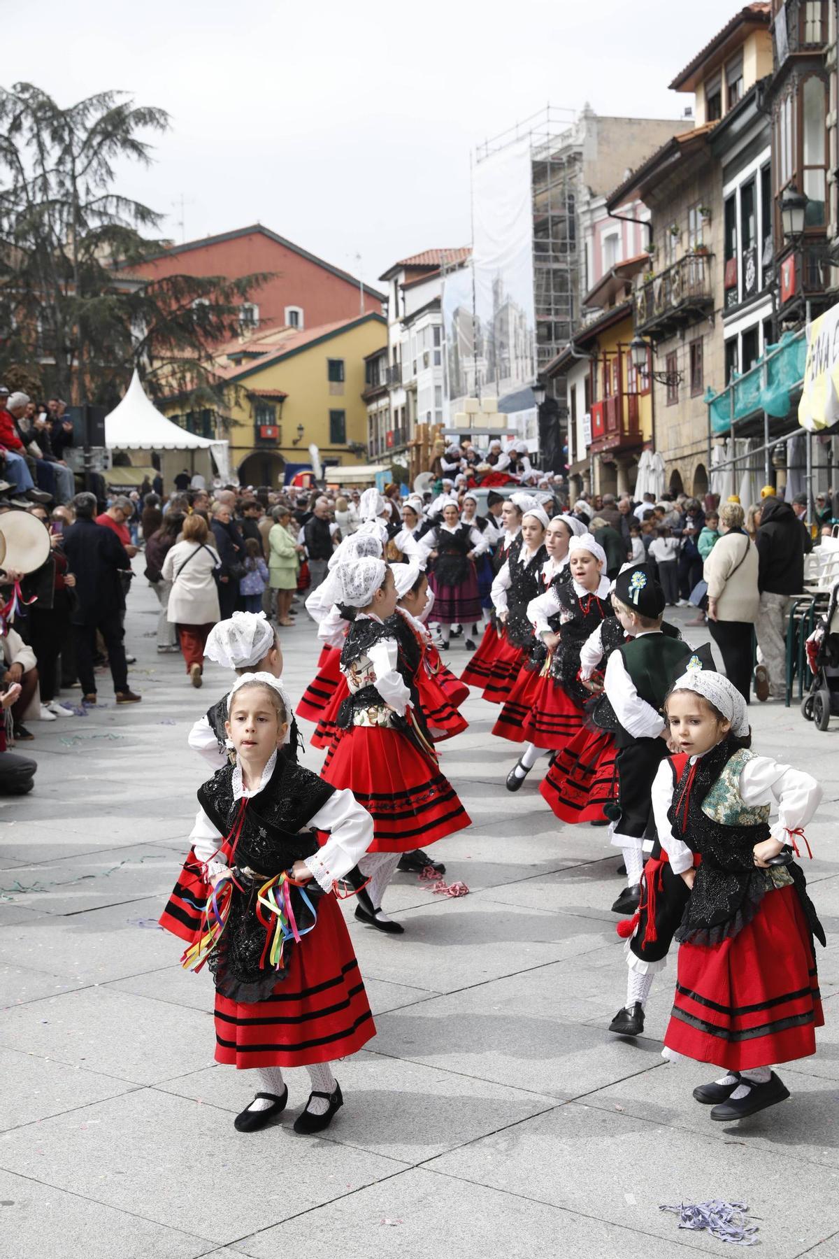 EN IMÁGENES: El desfile de carrozas del Bollo en Avilés