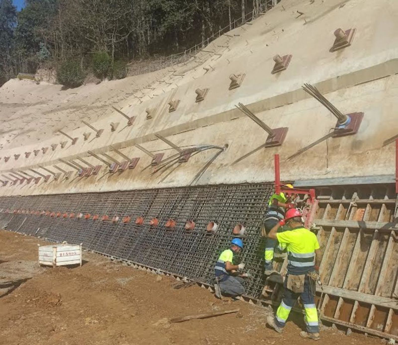 Trabajos de anclaje de un muro de contención en el tramo de Cornellana a Casazorrina, en Salas. | Cedida por el Ministerio de Transportes y Movilidad