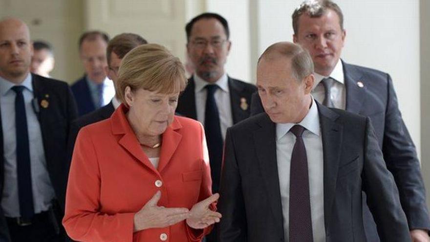 Merkel y Putin acuerdan abrir una investigación sobre el derribo del MH-17