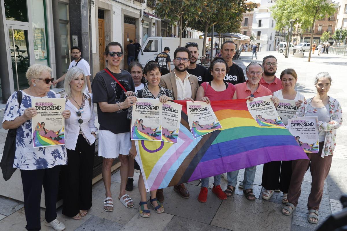 A.J.González Córdoba La Plataforma Córdoba por la Diversidad convoca a los medios de comunicación a una rueda de prensa con motivo del Día Internacional del Orgullo Lgtbiqa+, que se celebra el 28 de junio. Durante la comparecencia se presentará oficialmente el cartel de la Marcha por la Diversidad de la Plataforma, creado por el ilustrador cordobés Borja Cámaras "Cámaras pasadas", y se procederá a la lectura de un manifiesto reivindicativo