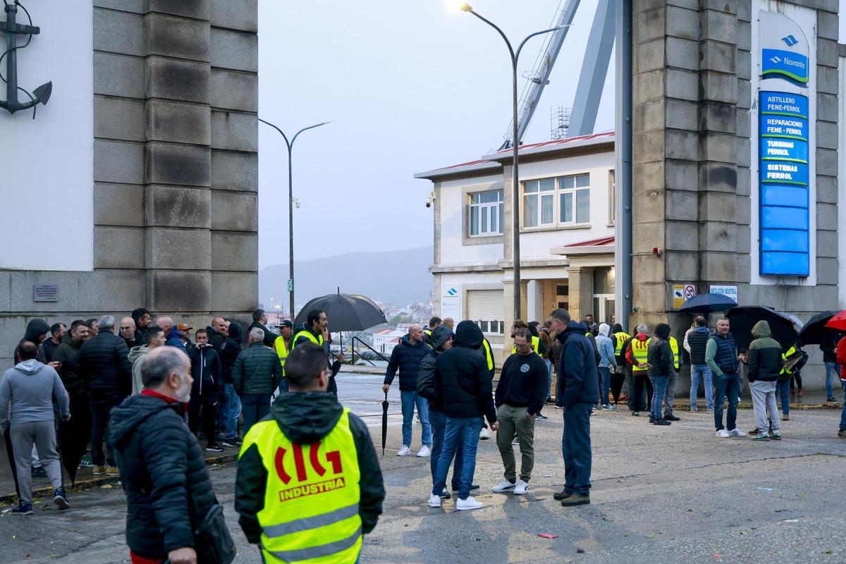 Piquetes informativos delante de la entrada de los astilleros de Navantia en Ferrol.