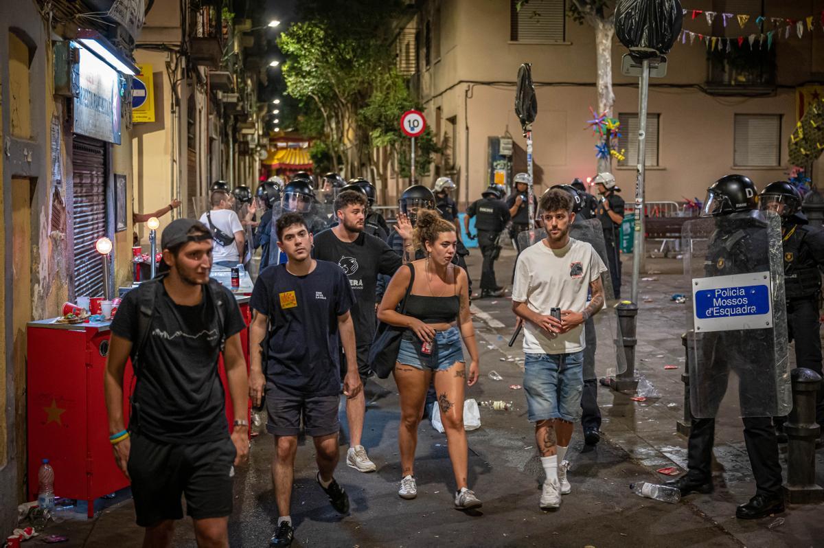 Ambiente nocturno de la Festividad de Santa María, en el barrio de Gràcia