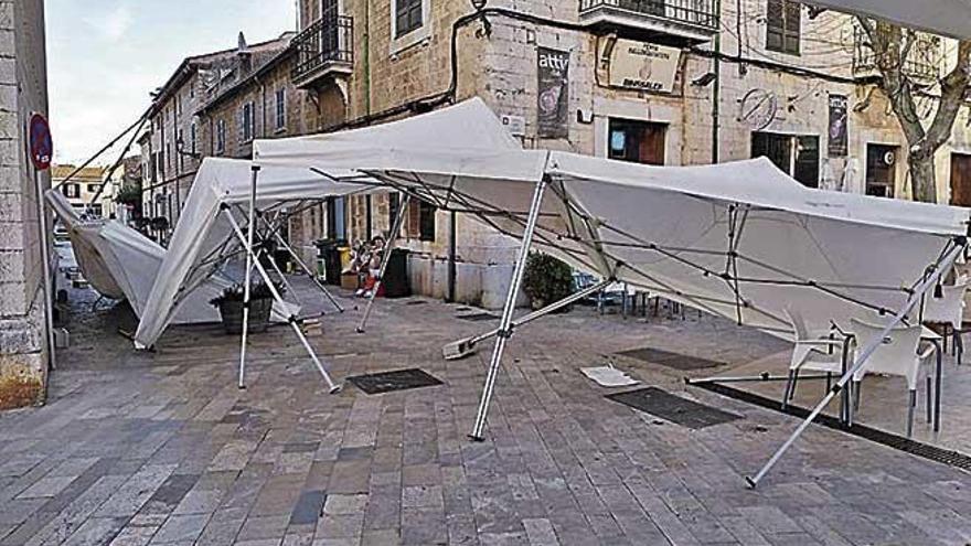 Algunas de las carpas destrozadas en la noche de ayer.