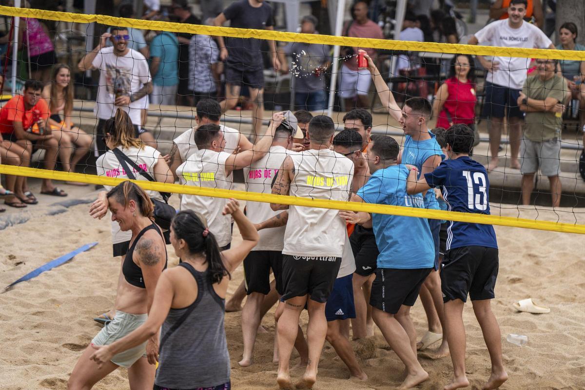 Evento Prospe Beach, en la plaza Ángel Pestanya de Prosperitat llena de arena y convertida en una pista de vóley playa.