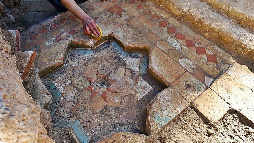 Una excavación en el Carmen descubre un patio mudéjar y su fuente.